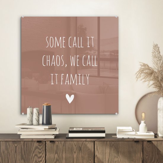 Peinture sur verre - Citation anglaise Certains l'appellent chaos, nous l'appelons famille avec un coeur sur fond marron - 50x50 cm - Tableaux Peintures