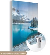 MuchoWow® Glasschilderij 20x30 cm - Schilderij acrylglas - Landschap - Sneeuw - Winter - Water - Berg - Foto op glas - Schilderijen
