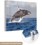 MuchoWow® Glasschilderij 120x90 cm - Schilderij acrylglas - Een bultrug springend uit het water - Foto op glas - Schilderijen