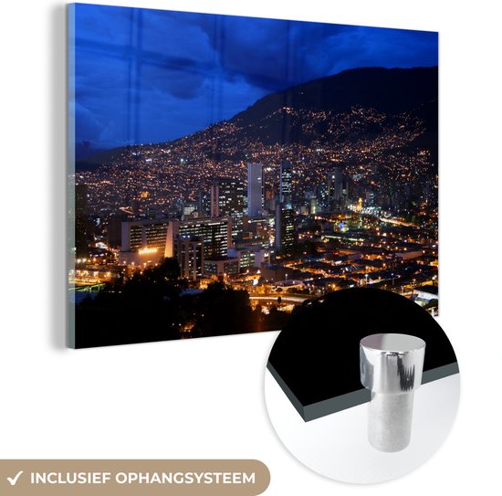 MuchoWow® Glasschilderij - Luchtfoto van Medellín in Colombia in de nacht - 90x60 cm - Acrylglas Schilderijen - Foto op Glas
