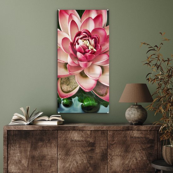 Peinture sur verre MuchoWow® 40x80 cm - Peinture acrylique sur verre - Une carpe koï avec une fleur rose - Photo sur verre - Peintures