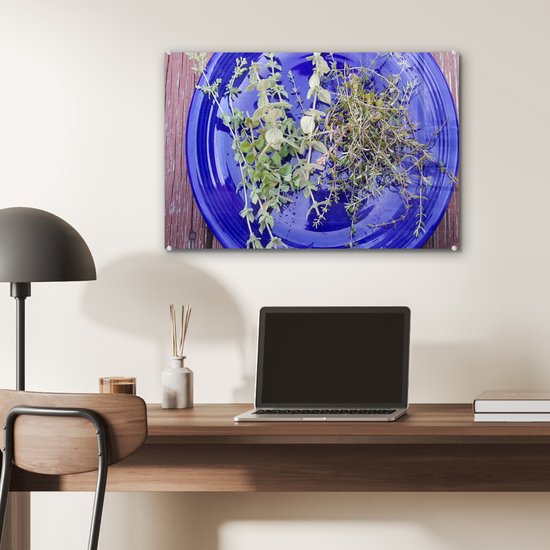 MuchoWow® Peinture sur verre 60x40 cm - Peinture sur verre acrylique - Une assiette bleue avec du thym aromatique sur une table en bois - Photo sur verre - Peintures