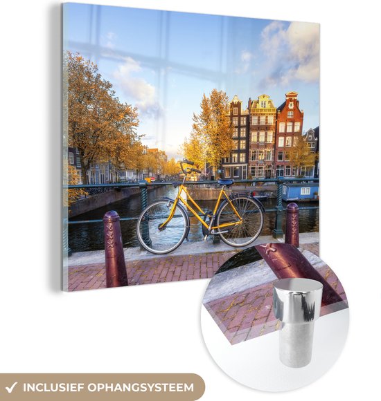 Glasschilderij - Fiets voor de gracht met uitzicht op Amsterdamse architectuur - Plexiglas Schilderijen