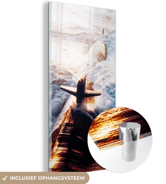 MuchoWow® Glasschilderij 60x120 cm - Schilderij acrylglas - Een onderzeeboot in actie - Foto op glas - Schilderijen