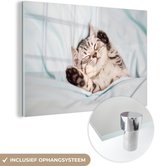 MuchoWow® Glasschilderij 150x100 cm - Schilderij acrylglas - Slapende kitten op een kleed - Foto op glas - Schilderijen
