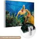 MuchoWow® Glasschilderij 90x60 cm - Schilderij acrylglas - Een schildpad zwemt over een koraalrif heen - Foto op glas - Schilderijen