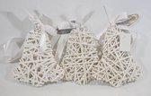 ZoeZo Design - kersthanger - kerstdecoratie - kerstklokken - wit riet - met witte strik - set van 6 stuks - 20 x 15 x 4 cm - natuurlijke kerstversiering