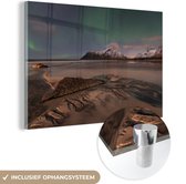 MuchoWow® Glasschilderij 120x80 cm - Schilderij acrylglas - Noorderlicht boven bergen - Foto op glas - Schilderijen