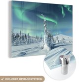 MuchoWow® Glasschilderij 60x40 cm - Schilderij acrylglas - Noorderlicht - Sneeuw - Landschap - Winter - Den - Foto op glas - Schilderijen