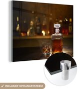 MuchoWow® Glasschilderij 40x30 cm - Schilderij acrylglas - Een fles whiskey op een bar - Foto op glas - Schilderijen