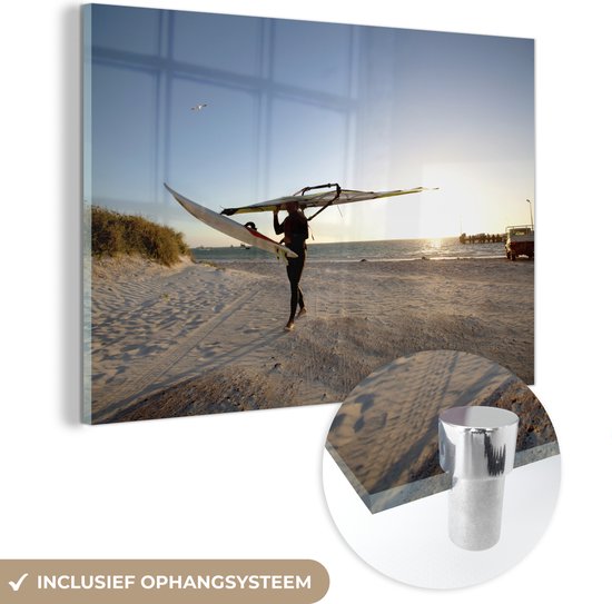 Een windsurfer stapt de zee uit plexiglas - Foto print op Glas (Plexiglas wanddecoratie)