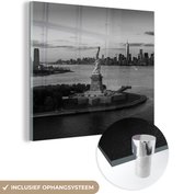 MuchoWow® Glasschilderij 90x90 cm - Schilderij acrylglas - Vrijheidsbeeld en skyline van New York -zwart-wit - Foto op glas - Schilderijen
