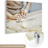 MuchoWow® Glasschilderij 30x20 cm - Schilderij acrylglas - Een bakker die stokbroden bereid - Foto op glas - Schilderijen