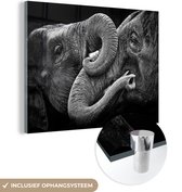 MuchoWow® Glasschilderij 40x30 cm - Schilderij acrylglas - Omhelzing olifanten op zwarte achtergrond in zwart-wit - Foto op glas - Schilderijen