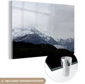 MuchoWow® Glasschilderij 90x60 cm - Schilderij acrylglas - Berg - Sneeuw - Wolk - Foto op glas - Schilderijen