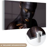 MuchoWow® Glasschilderij 80x40 cm - Schilderij acrylglas - Vrouw - Zwart - Goud - Kunst - Foto op glas - Schilderijen