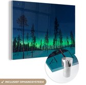 MuchoWow® Glasschilderij 90x60 cm - Schilderij acrylglas - Noorderlicht - Sneeuw - Bomen - Natuur - Groen - Foto op glas - Schilderijen