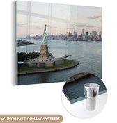 MuchoWow® Glasschilderij 80x60 cm - Schilderij acrylglas - New York - Vrijheidsbeeld - Amerika - Foto op glas - Schilderijen