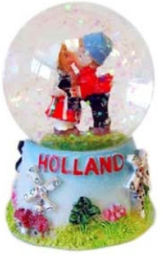 Foto: Sneeuwbol kussend paar holland souvenir 7 cm een stuk