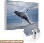 MuchoWow® Glasschilderij 60x40 cm - Schilderij acrylglas - Uit het water springende walvis - Foto op glas - Schilderijen
