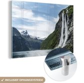 MuchoWow® Glasschilderij 120x80 cm - Schilderij acrylglas - Uitzicht op waterval en meer Geirangerfjord in Noorwegen - Foto op glas - Schilderijen