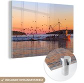 MuchoWow® Glasschilderij 30x20 cm - Schilderij acrylglas - Vissersschip bij zonsondergang - Foto op glas - Schilderijen