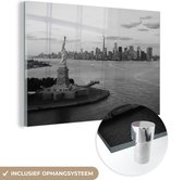 MuchoWow® Glasschilderij 120x80 cm - Schilderij acrylglas - Vrijheidsbeeld met skyline New York in zwart wit - Foto op glas - Schilderijen