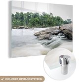 MuchoWow® Glasschilderij 90x60 cm - Schilderij acrylglas - Rotsen in de rivier van Suriname - Foto op glas - Schilderijen