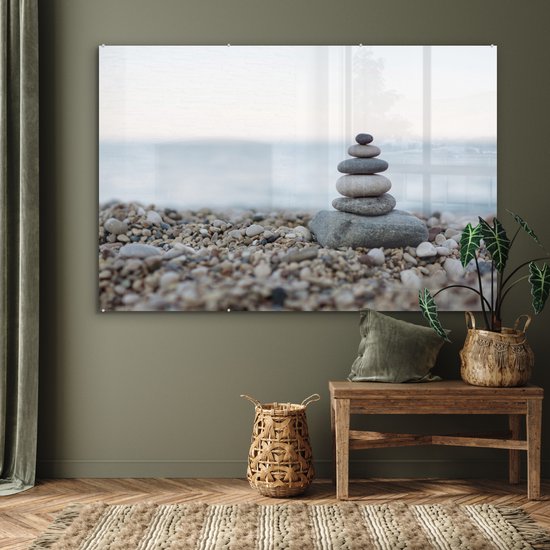 ® Glasschilderij 180x120 cm - Schilderij acrylglas - Balancerende stenen op kiezelstrand - Foto op glas - Muurdecoratie woonkamer - Wanddecoratie slaapkamer - Schilderijen