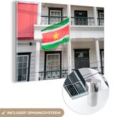 MuchoWow® Glasschilderij 90x60 cm - Schilderij acrylglas - Surinaamse vlag bij een huis in Paramaribo - Foto op glas - Schilderijen