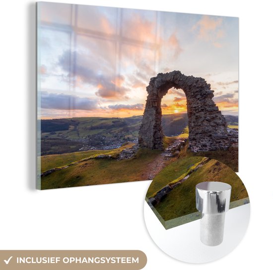 MuchoWow® Glasschilderij 30x20 cm - Schilderij acrylglas - Zonsondergang door een ruïne van een kasteel in Llangollen, Wales, VK - Foto op glas - Schilderijen