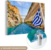 MuchoWow® Glasschilderij 120x80 cm - Schilderij acrylglas - De Griekse vlag op een schip - Foto op glas - Schilderijen