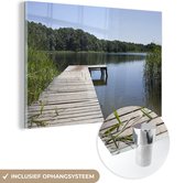 MuchoWow® Glasschilderij 120x80 cm - Schilderij acrylglas - Steiger bij een meertje - Foto op glas - Schilderijen