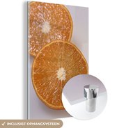 MuchoWow® Glasschilderij 40x60 cm - Schilderij acrylglas - Gesneden pomerans en het oranje vruchtvlees - Foto op glas - Schilderijen