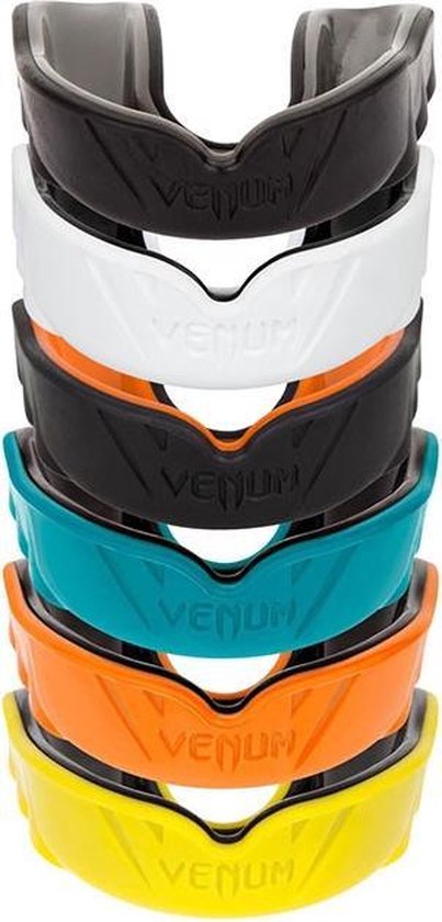 Stapel van zeven Venum gebitsbeschermers in verschillende kleuren: geel, oranje, blauw, zwart, wit en grijs.