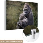 MuchoWow® Glasschilderij 180x120 cm - Schilderij acrylglas - Grote Gorilla kijkt recht in de camera - Foto op glas - Schilderijen