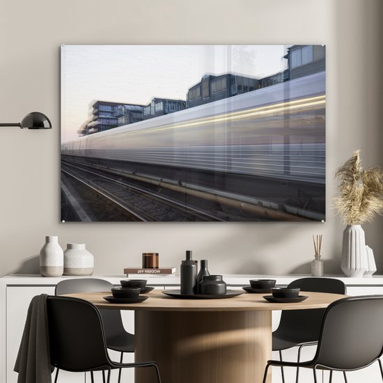 Le train se déplace sur un chemin de fer Plexiglas 90x60 cm - Tirage photo sur Glas (décoration murale plexiglas)