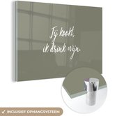 MuchoWow® Glasschilderij 120x80 cm - Schilderij acrylglas - Quotes - Jij kookt, ik drink wijn - Wijn - Spreuken - Foto op glas - Schilderijen