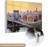 MuchoWow® Glasschilderij 150x100 cm - Schilderij acrylglas - Skyline New York in de avond - Foto op glas - Schilderijen