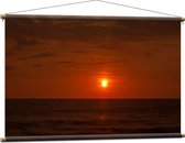 Textielposter - Roodkleurige Zonsondergang aan de Horizon bij de Oceaan - 120x80 cm Foto op Textiel