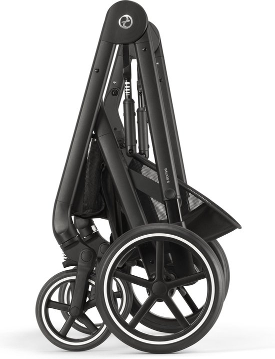 Ingeklapte zwarte kinderwagen met grote achterwielen en kleinere voorwielen.