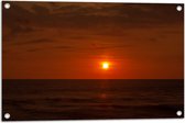 Tuinposter – Roodkleurige Zonsondergang aan de Horizon bij de Oceaan - 75x50 cm Foto op Tuinposter (wanddecoratie voor buiten en binnen)