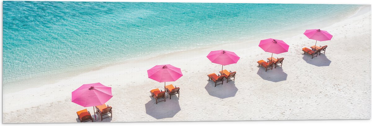 Vlag - Ligbedden onder Roze Parasols op het Witte Strand bij Blauwe Oceaan - 90x30 cm Foto
