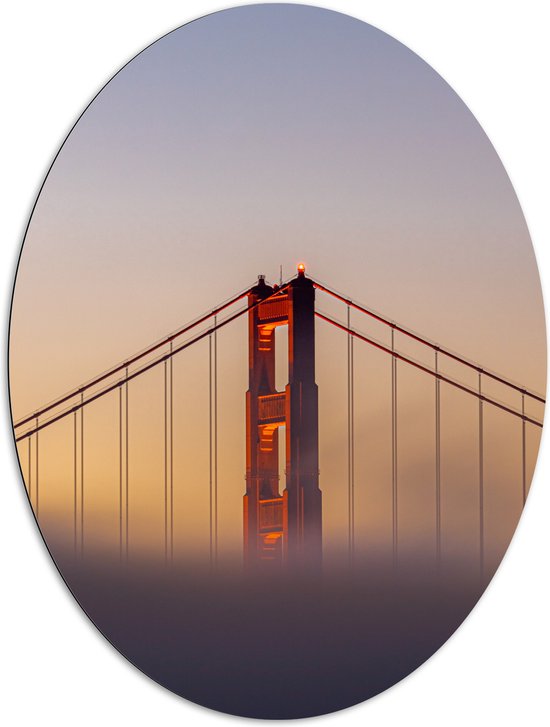 Dibond Ovaal - Golden Gate Bridge in de Ochtendmist tijdens Zonsopkomst - 81x108 cm Foto op Ovaal (Met Ophangsysteem)