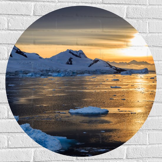 Muursticker Cirkel - IJsbergen langs Bevroren Meer tijdens Felle Zonsondergang - 80x80 cm Foto op Muursticker