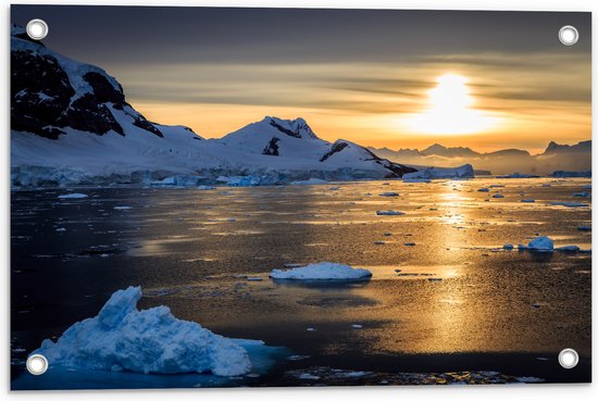 Tuinposter – IJsbergen langs Bevroren Meer tijdens Felle Zonsondergang - 60x40 cm Foto op Tuinposter (wanddecoratie voor buiten en binnen)