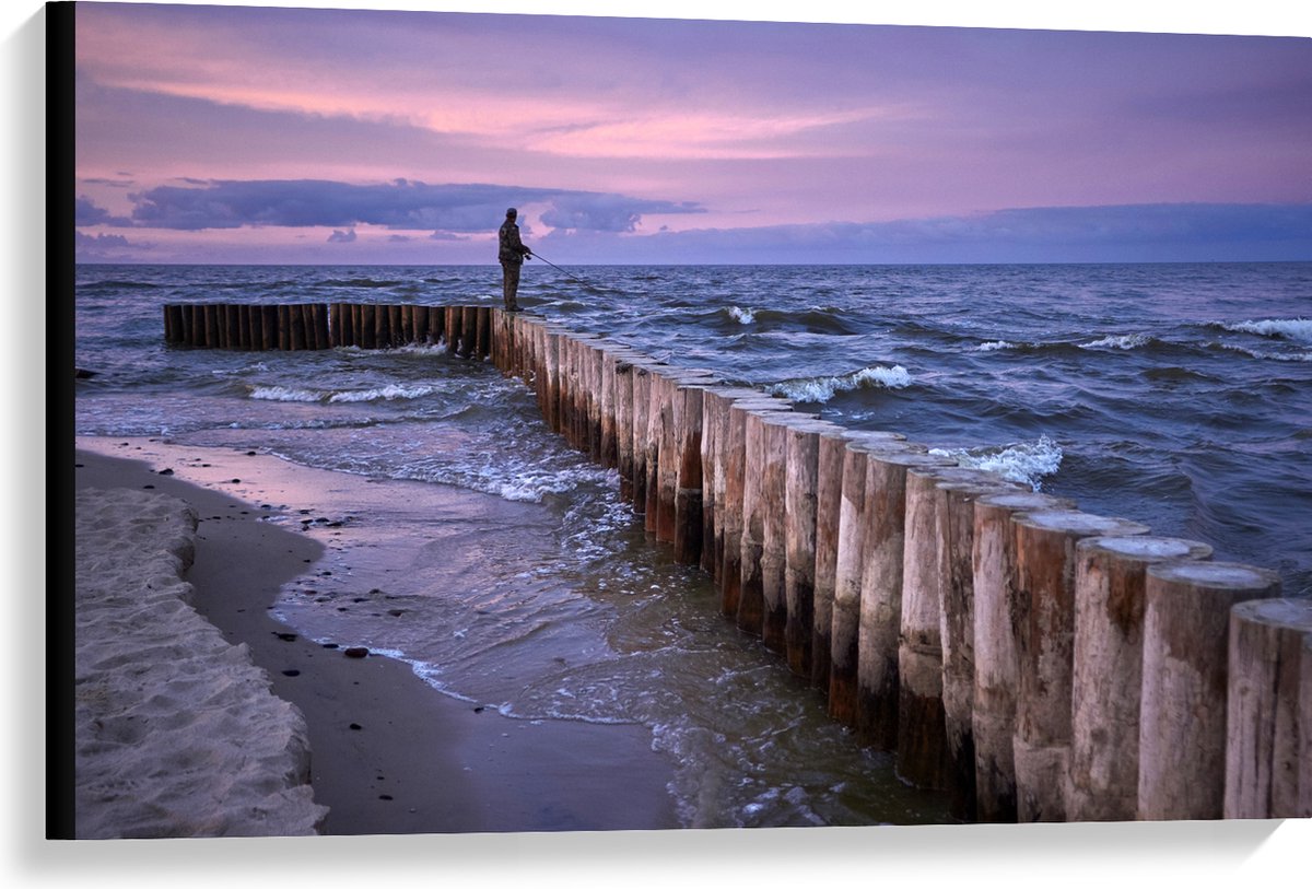 Canvas - Man op Palen in de Wilde Zee tijdens het Vissen - 90x60 cm Foto op Canvas Schilde