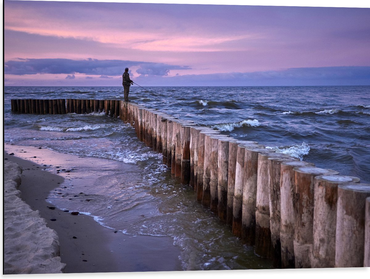 Dibond - Man op Palen in de Wilde Zee tijdens het Vissen - 80x60 cm Foto op Aluminium (Met