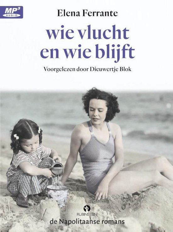 Een vrouw in badpak en een jong meisje spelen op het strand met zand.