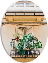PVC Schuimplaat Ovaal - Balkon met Groene Planten - 21x28 cm Foto op Ovaal (Met Ophangsysteem)